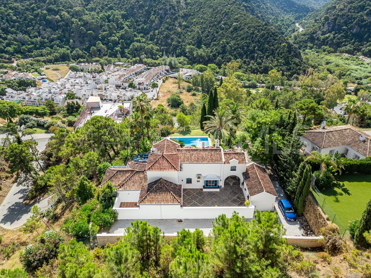 Villa for sale in Benahavis with 4 bedrooms