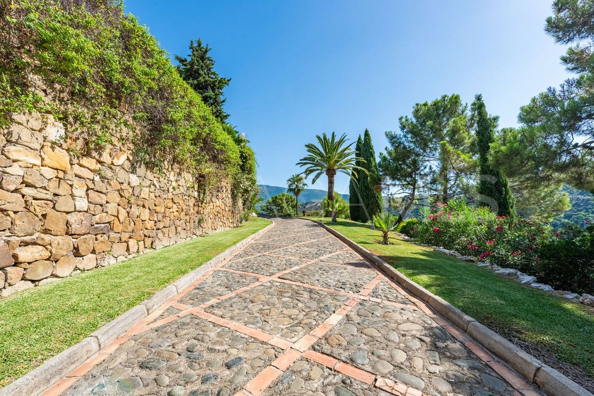 Villa for sale in Benahavis with 4 bedrooms