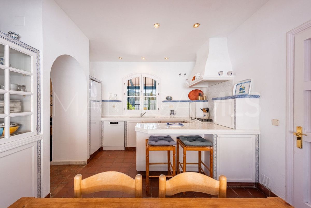 Villa for sale in Benahavis with 4 bedrooms