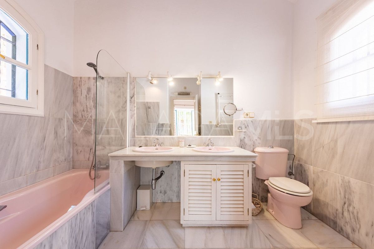 Villa for sale in Benahavis with 4 bedrooms