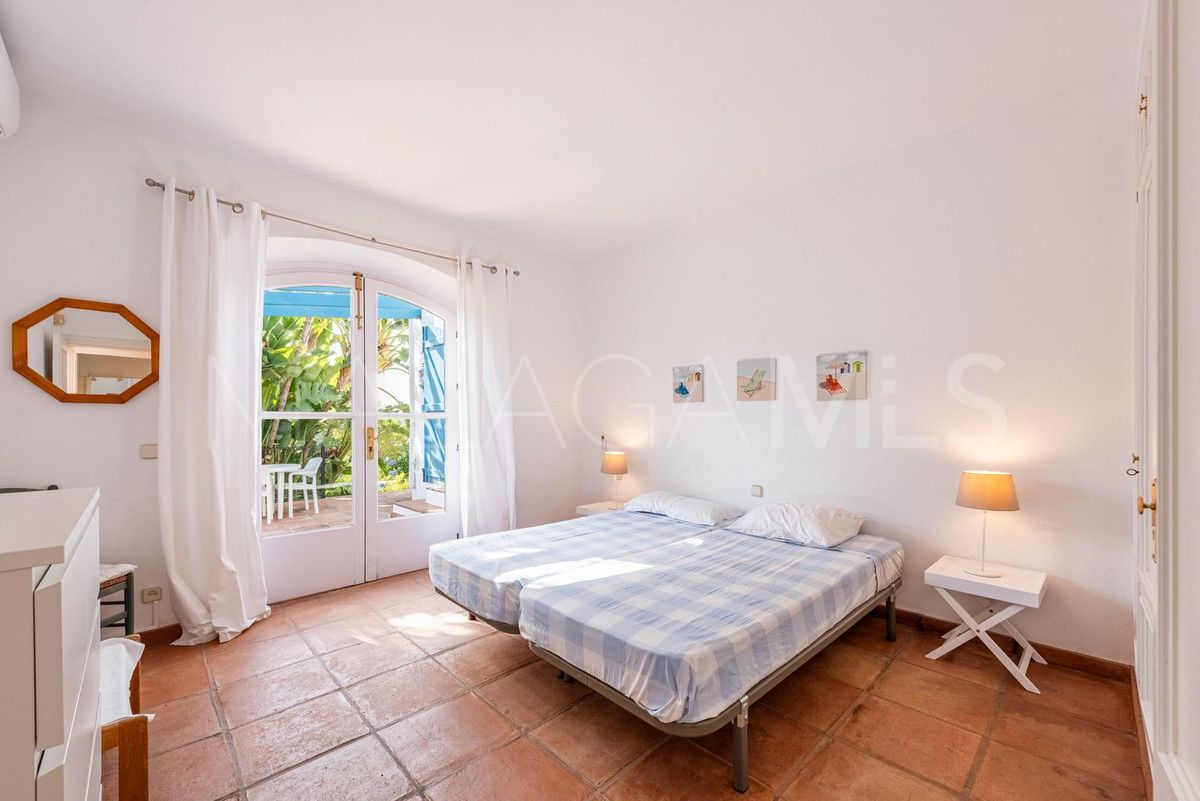 Villa for sale in Benahavis with 4 bedrooms