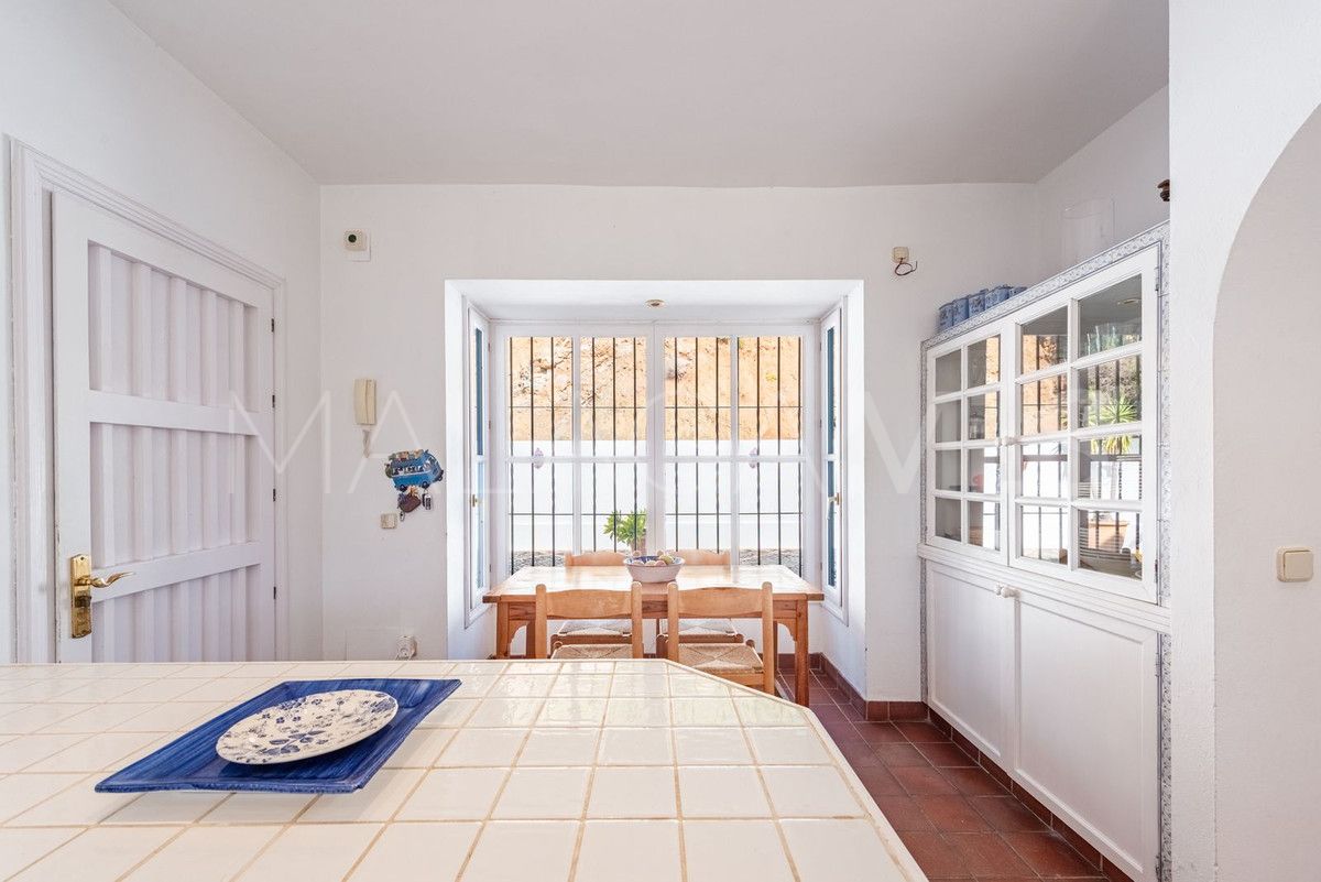 Villa for sale in Benahavis with 4 bedrooms