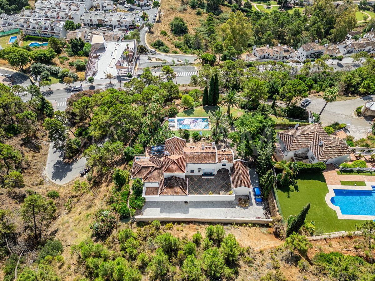 Villa for sale in Benahavis with 4 bedrooms