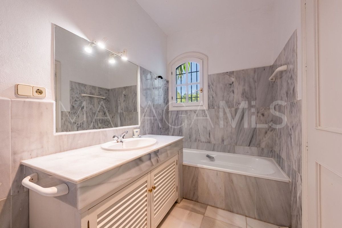 Villa for sale in Benahavis with 4 bedrooms
