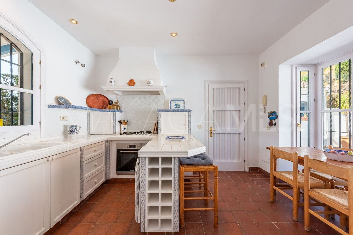 Villa for sale in Benahavis with 4 bedrooms