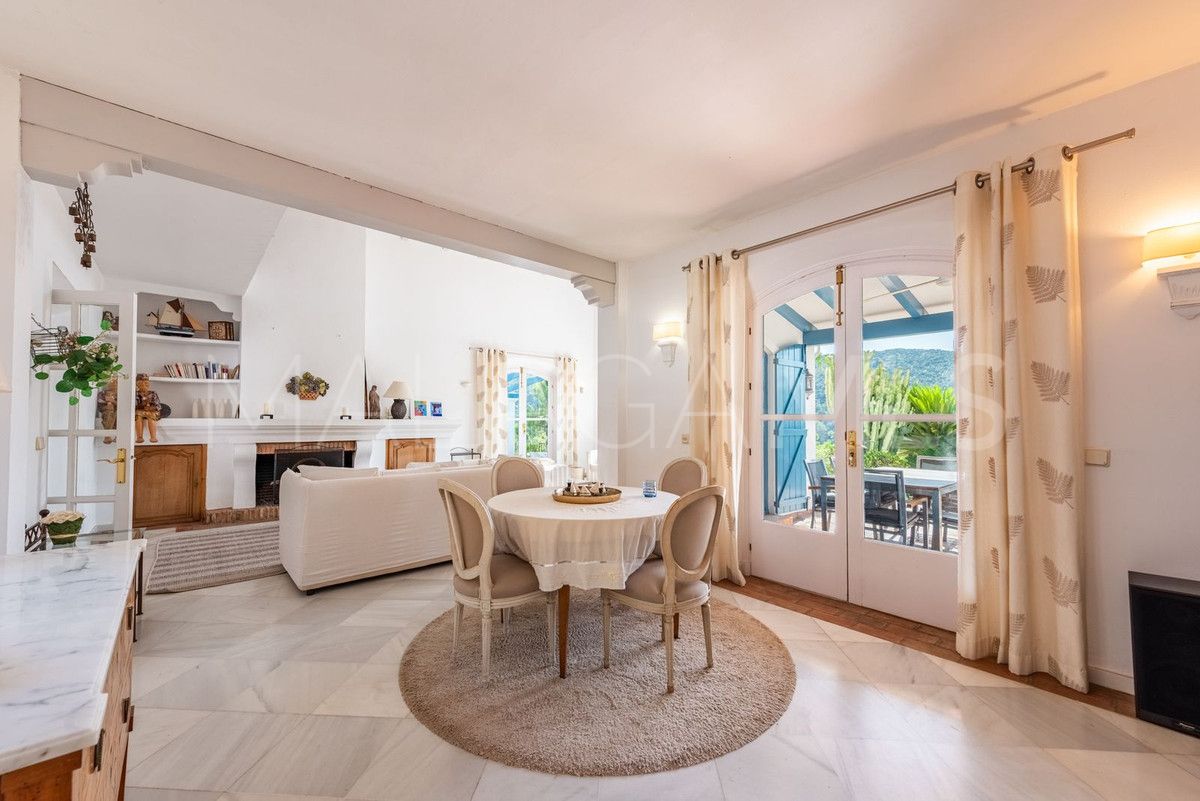 Villa for sale in Benahavis with 4 bedrooms