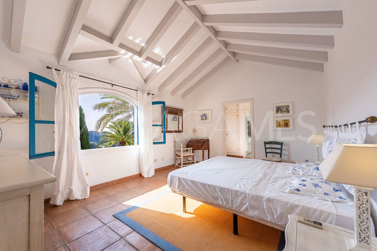 Villa for sale in Benahavis with 4 bedrooms