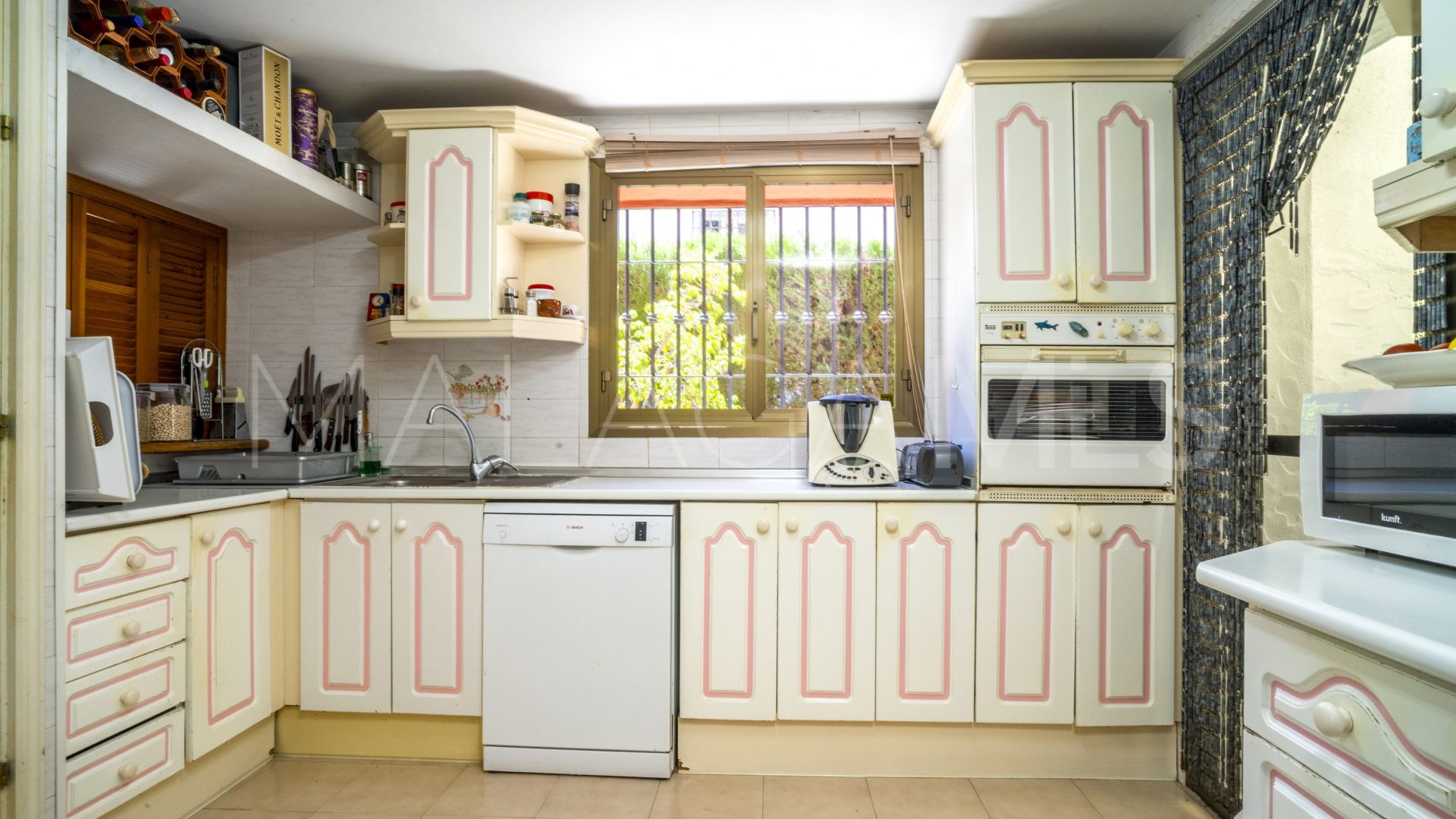 Villa for sale in Nueva Andalucia