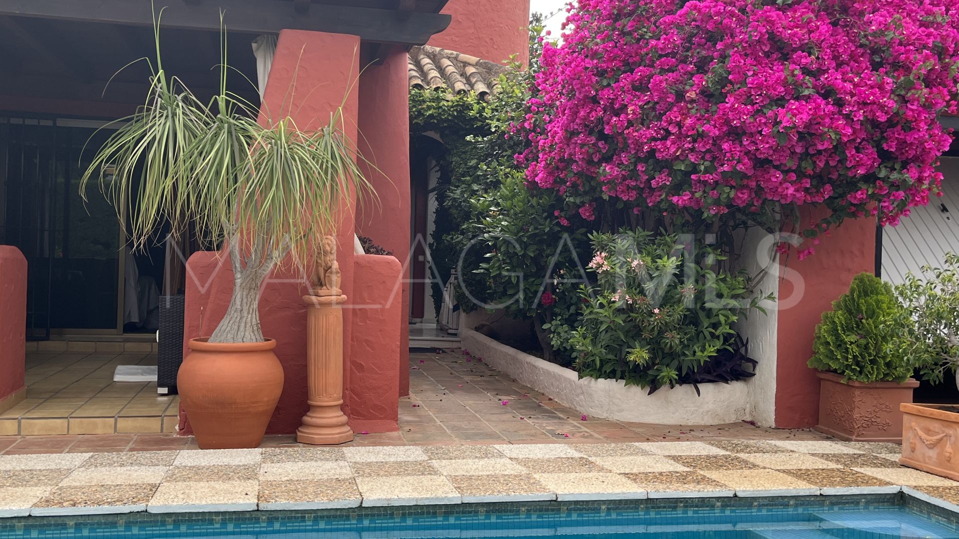 Villa for sale in Nueva Andalucia