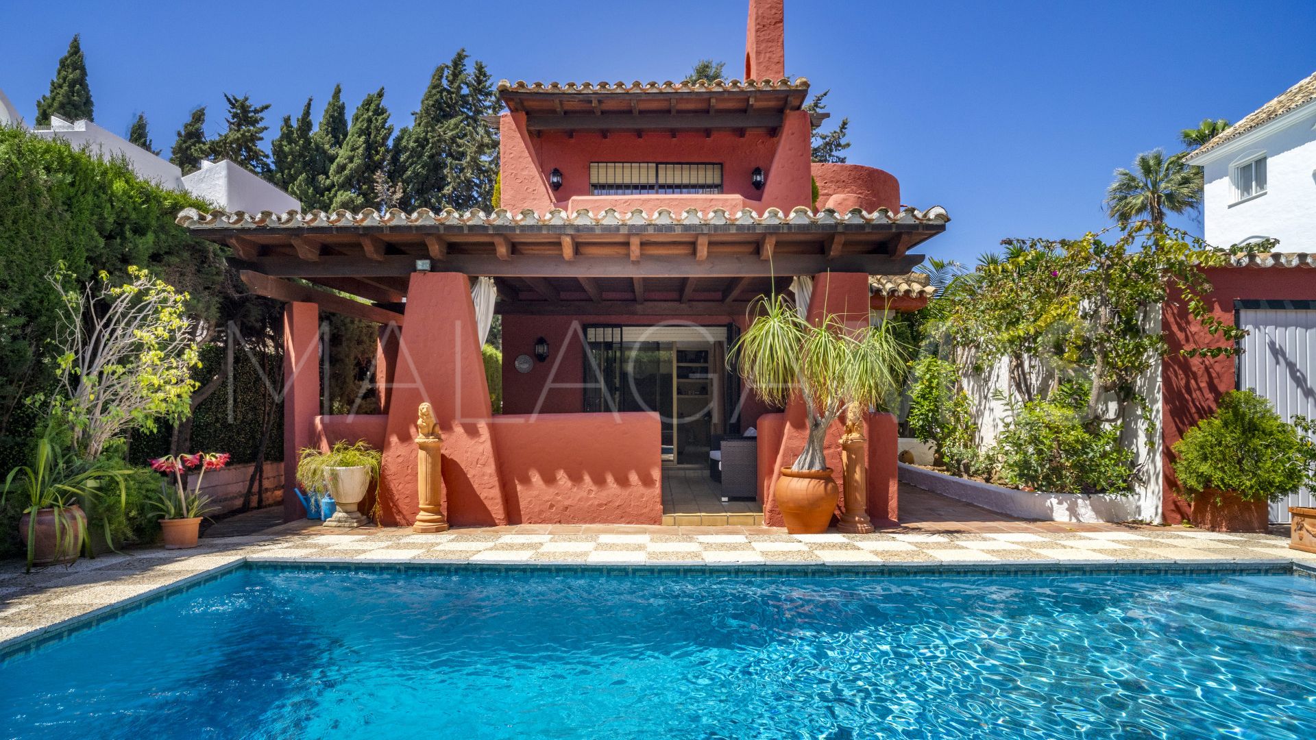 Villa for sale in Nueva Andalucia