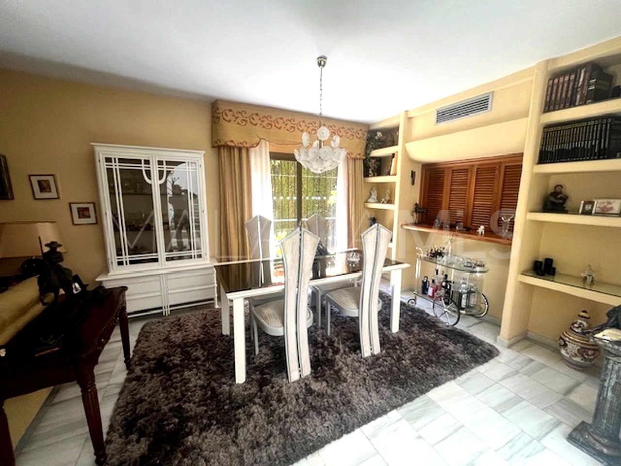 Villa for sale in Nueva Andalucia
