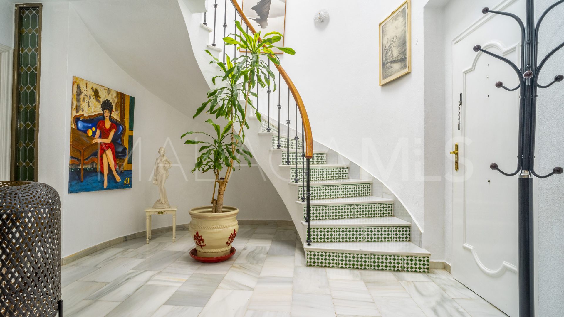 Villa for sale in Nueva Andalucia