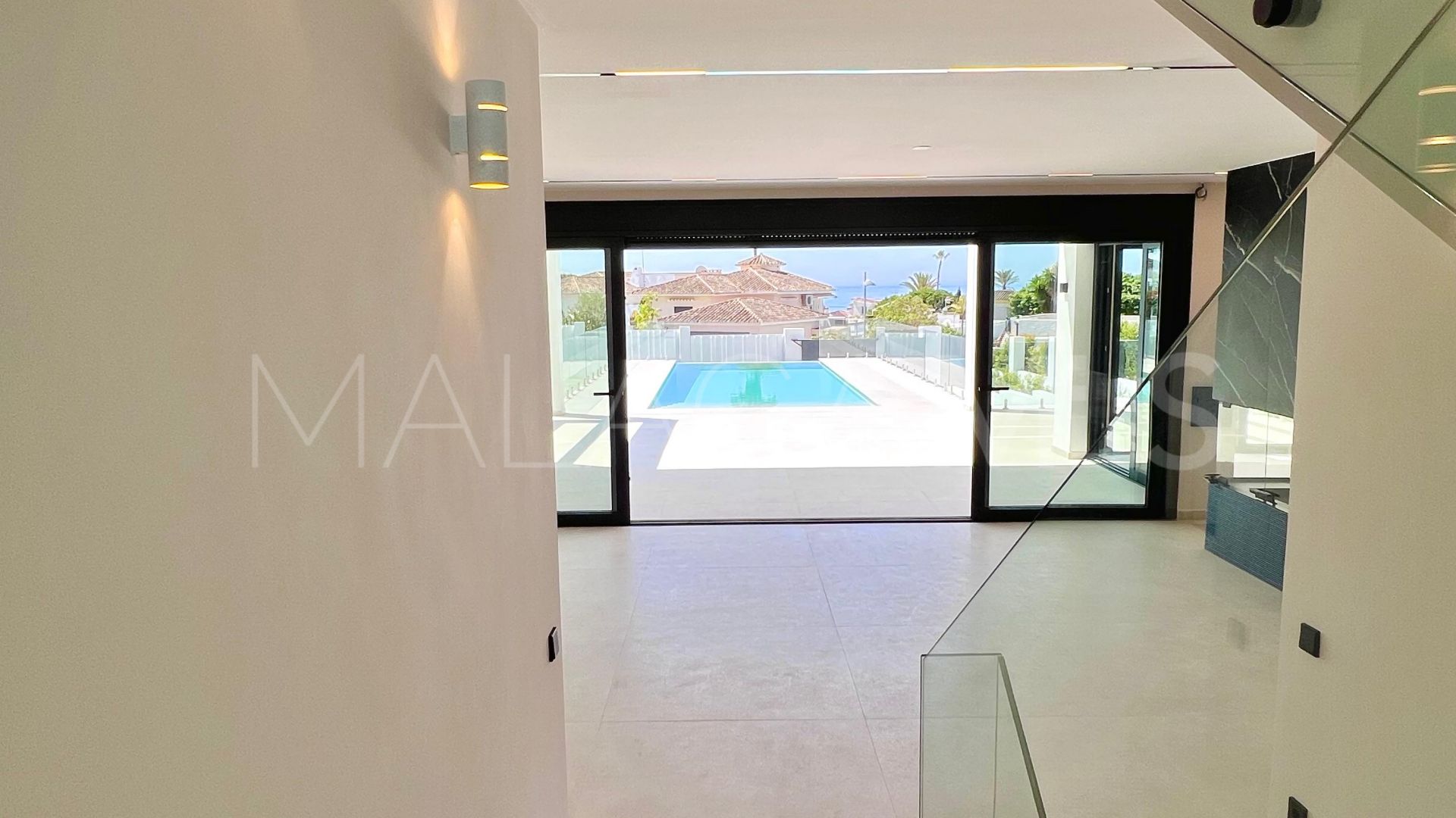 Villa for sale in Elviria