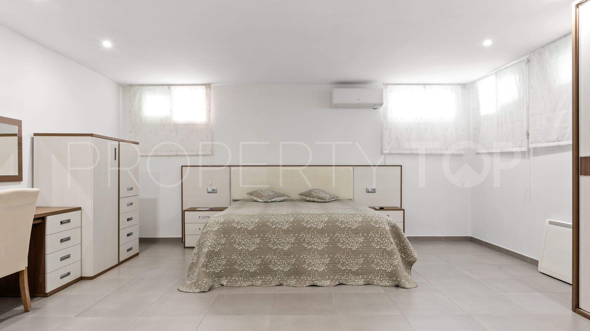 Buy villa with 4 bedrooms in Elviria