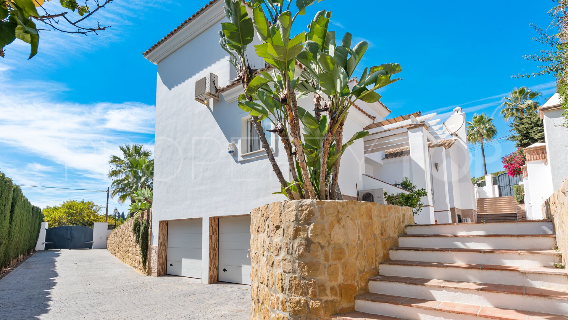 Buy villa with 4 bedrooms in Elviria