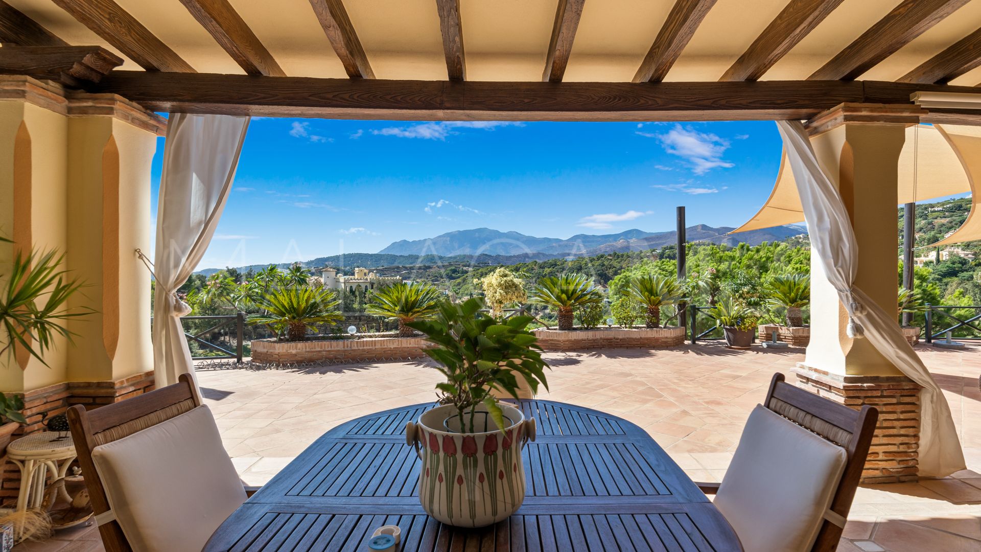 Villa for sale in Benahavis