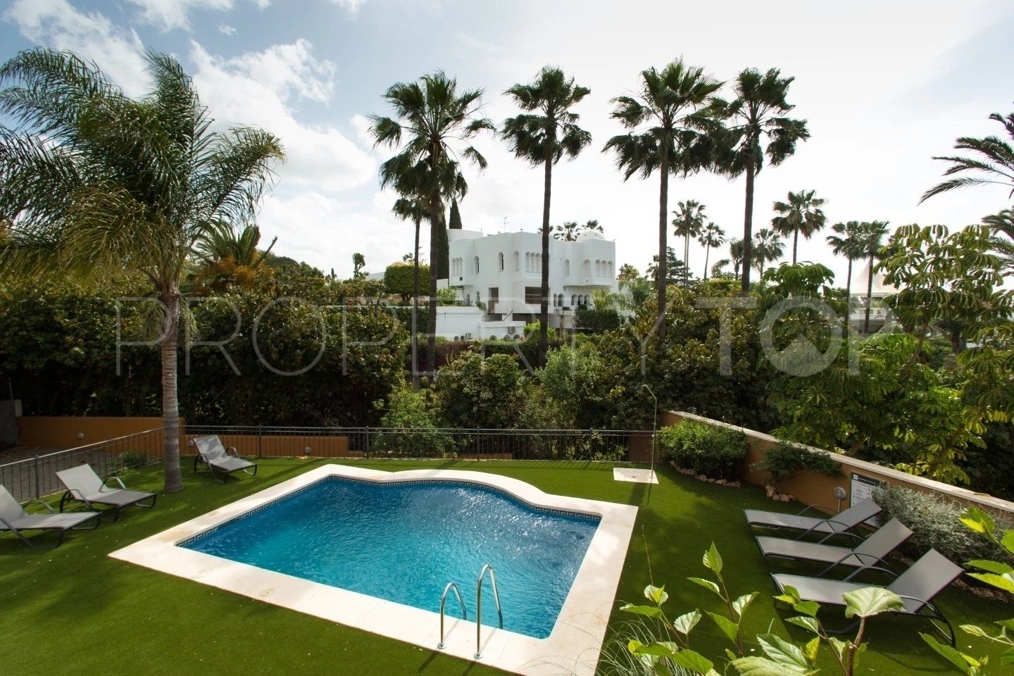 Hotel con 20 dormitorios en venta en Marbella Golden Mile