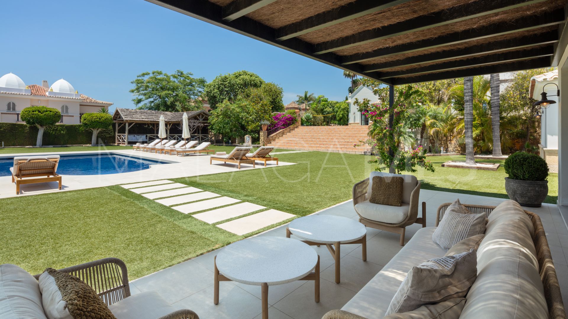 Buy villa in El Paraiso