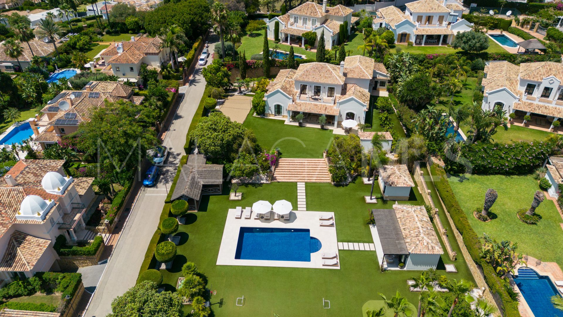 Buy villa in El Paraiso