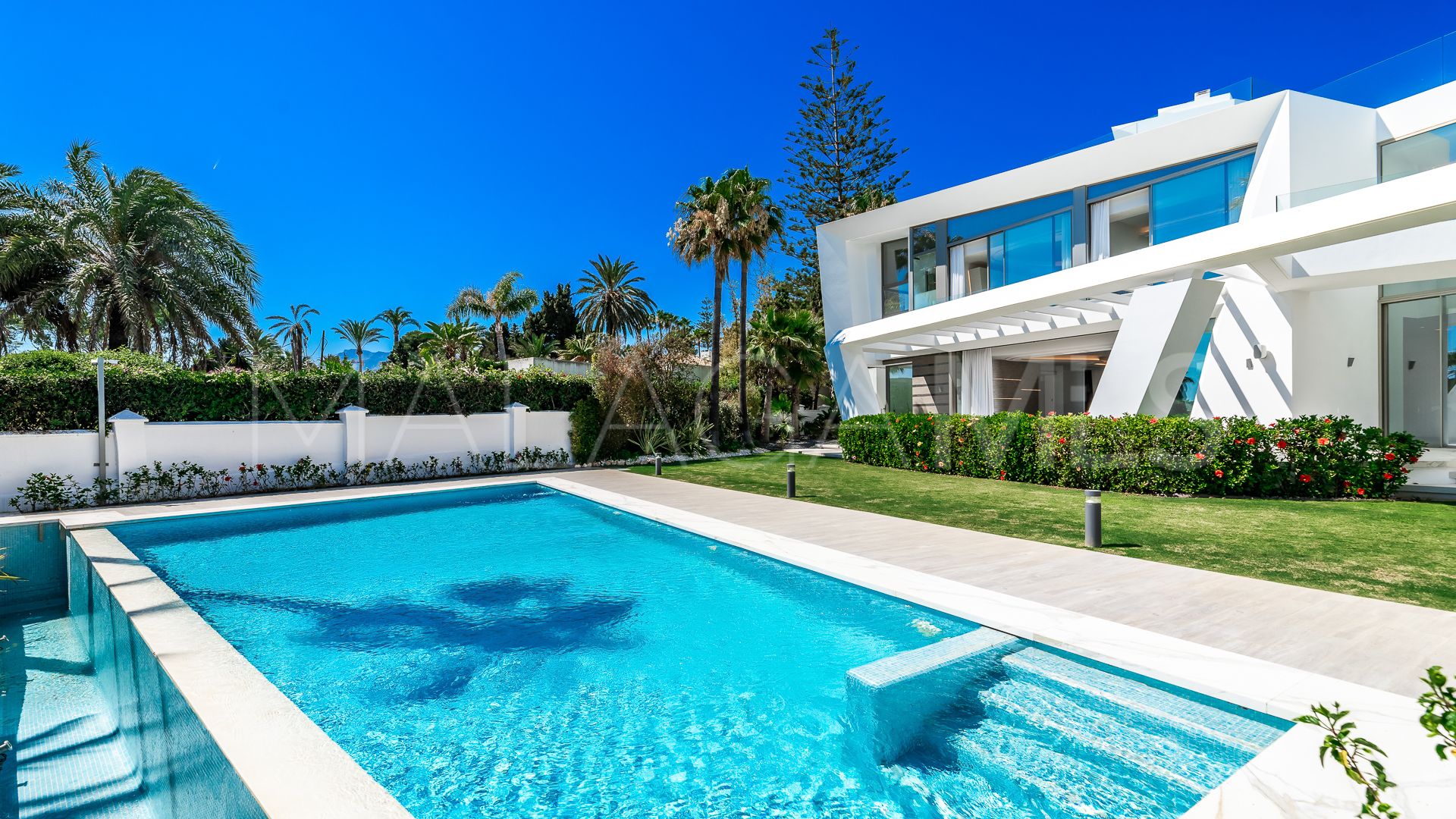 Villa for sale in Los Monteros