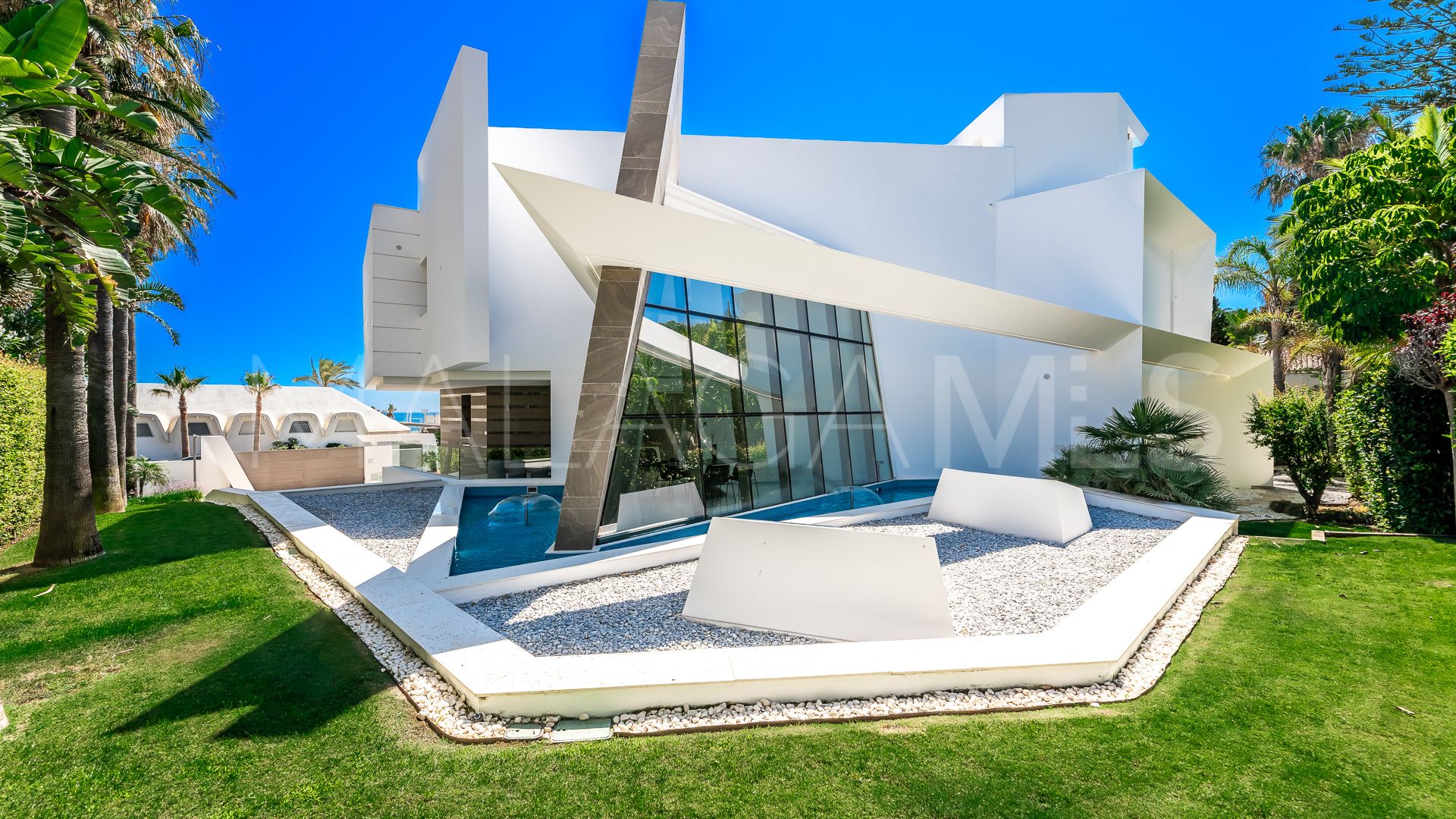 Villa for sale in Los Monteros