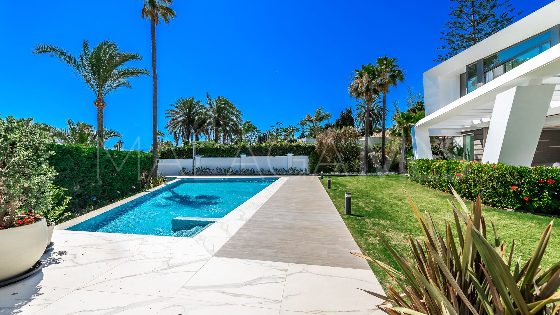 Villa for sale in Los Monteros