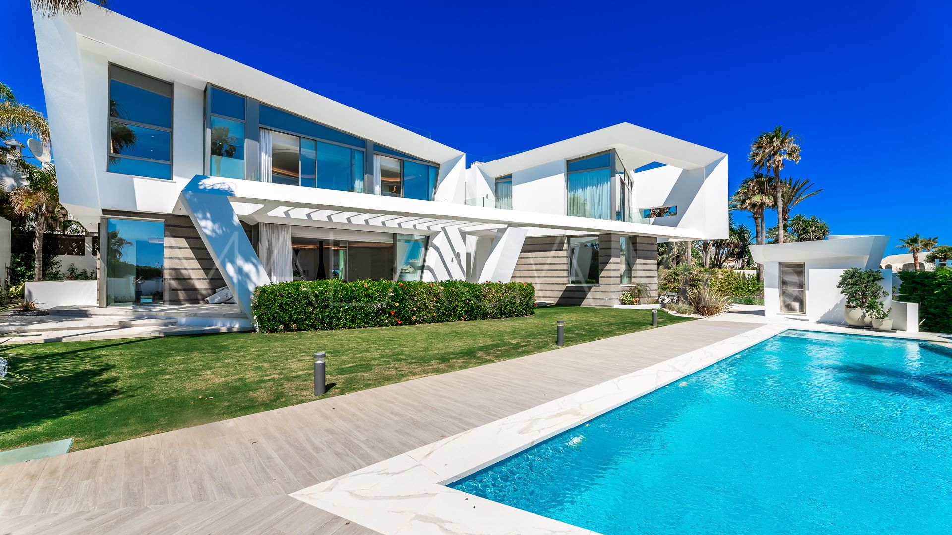 Villa for sale in Los Monteros