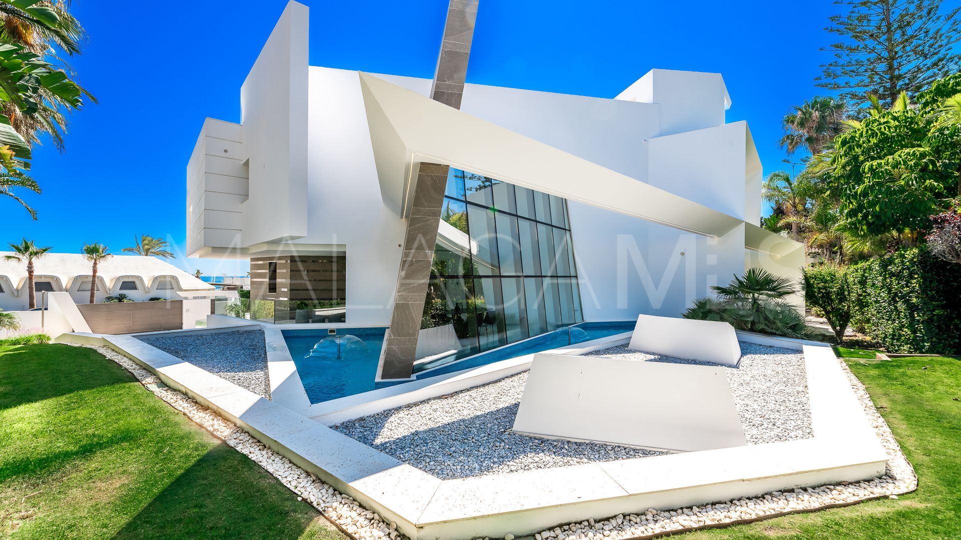 Villa for sale in Los Monteros