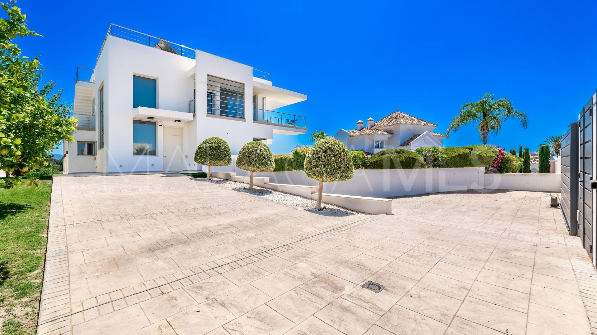 Villa for sale in Nueva Andalucia