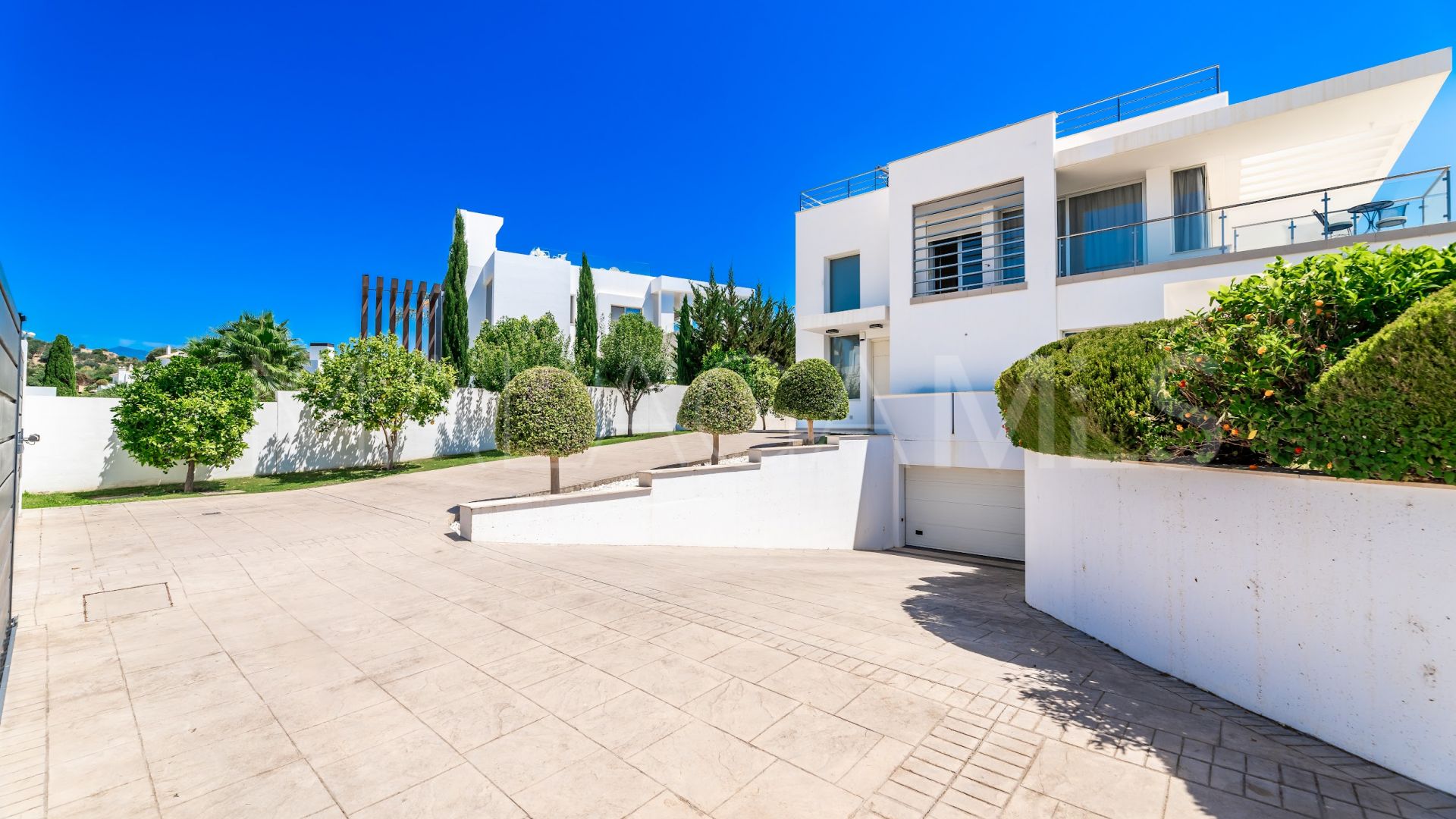 Villa for sale in Nueva Andalucia