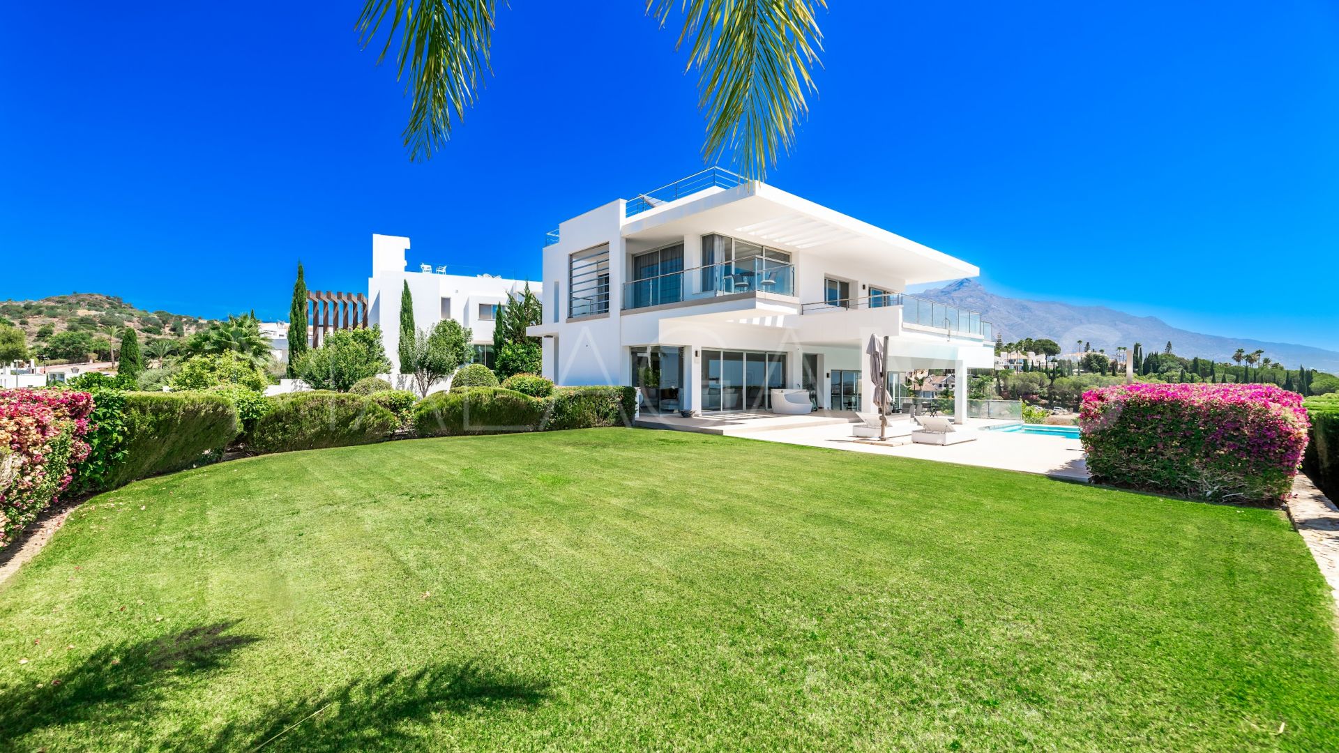 Villa for sale in Nueva Andalucia