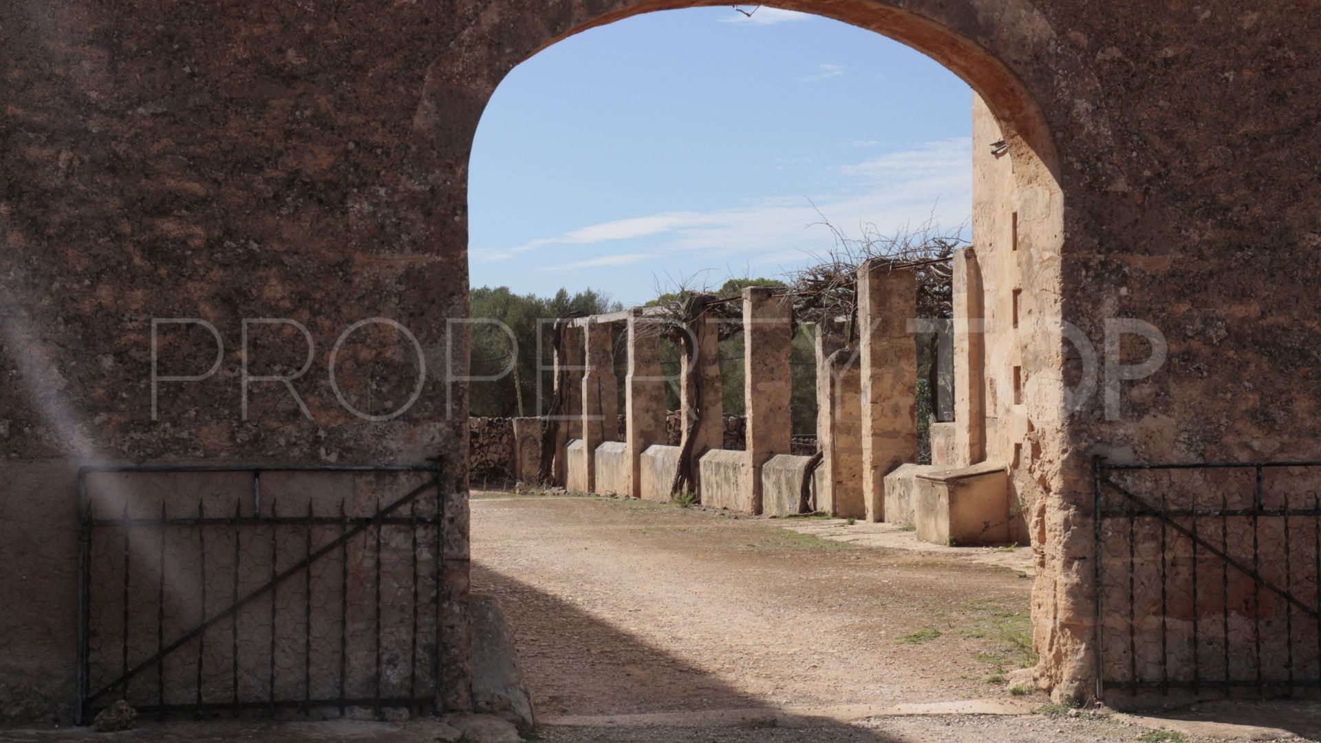 Algaida, finca con 14 dormitorios en venta