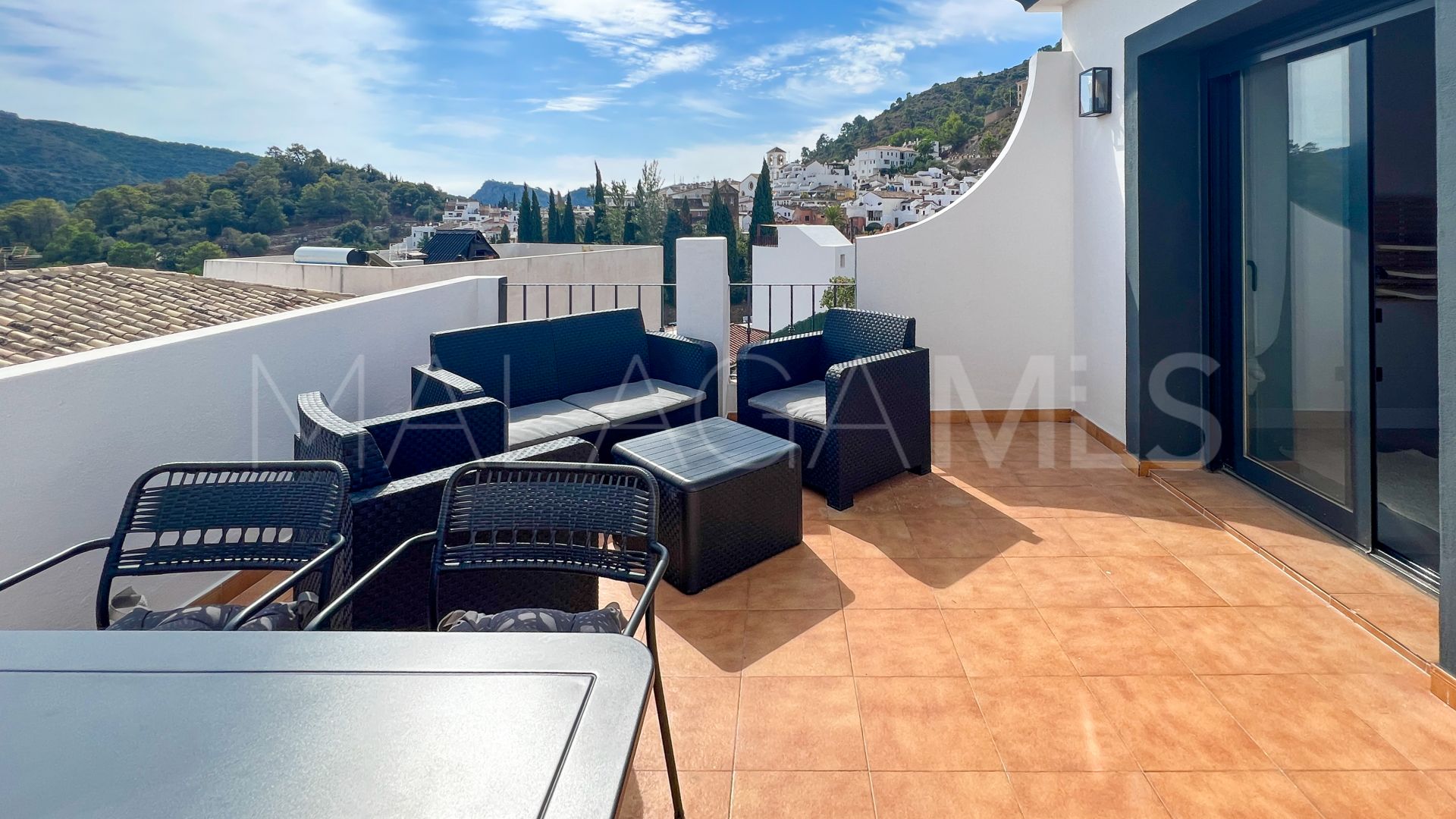 2 bedrooms duplex penthouse in Benahavis Centro for sale