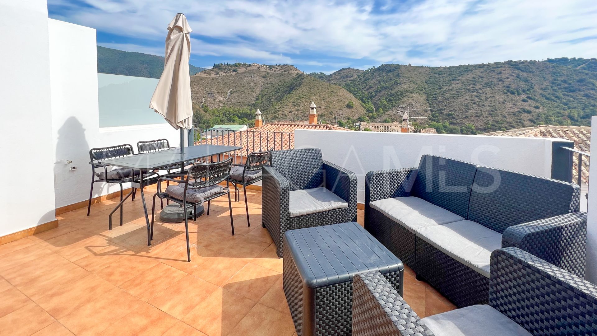 2 bedrooms duplex penthouse in Benahavis Centro for sale