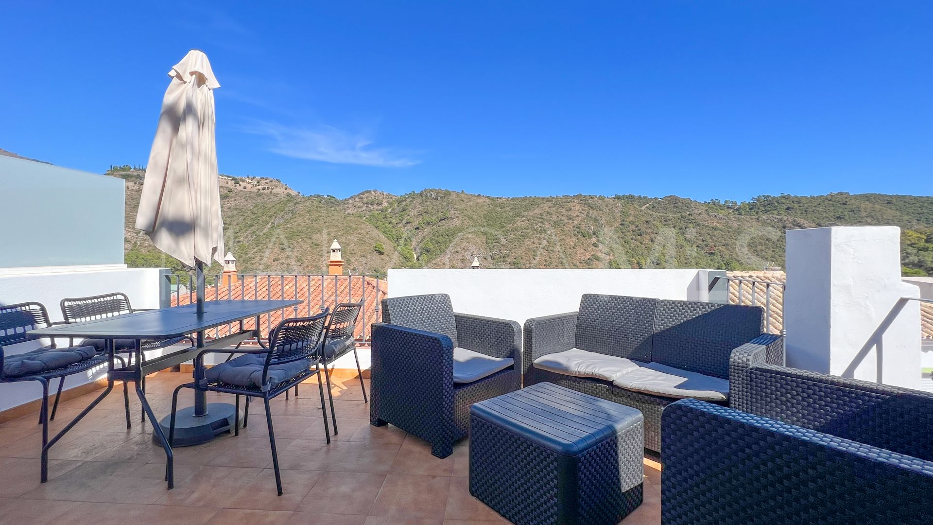 2 bedrooms duplex penthouse in Benahavis Centro for sale