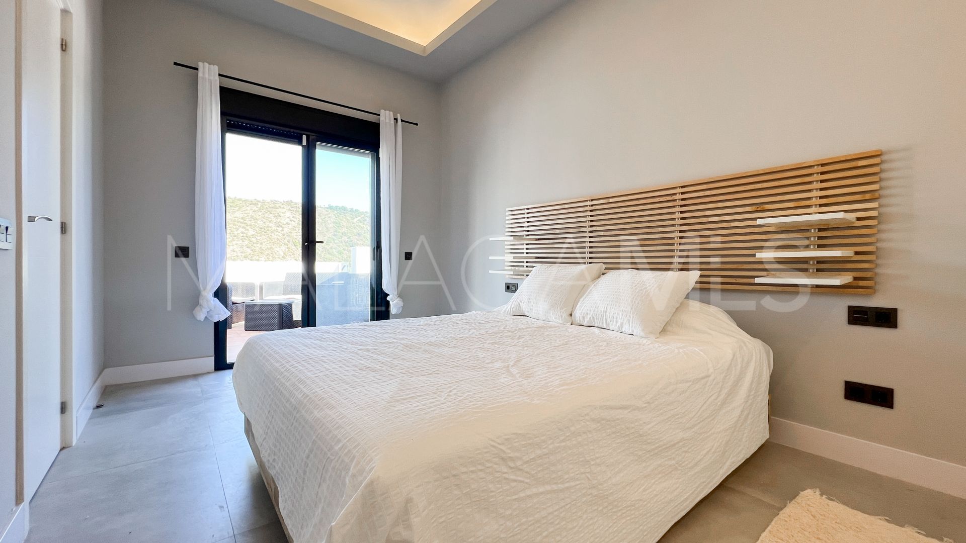 2 bedrooms duplex penthouse in Benahavis Centro for sale