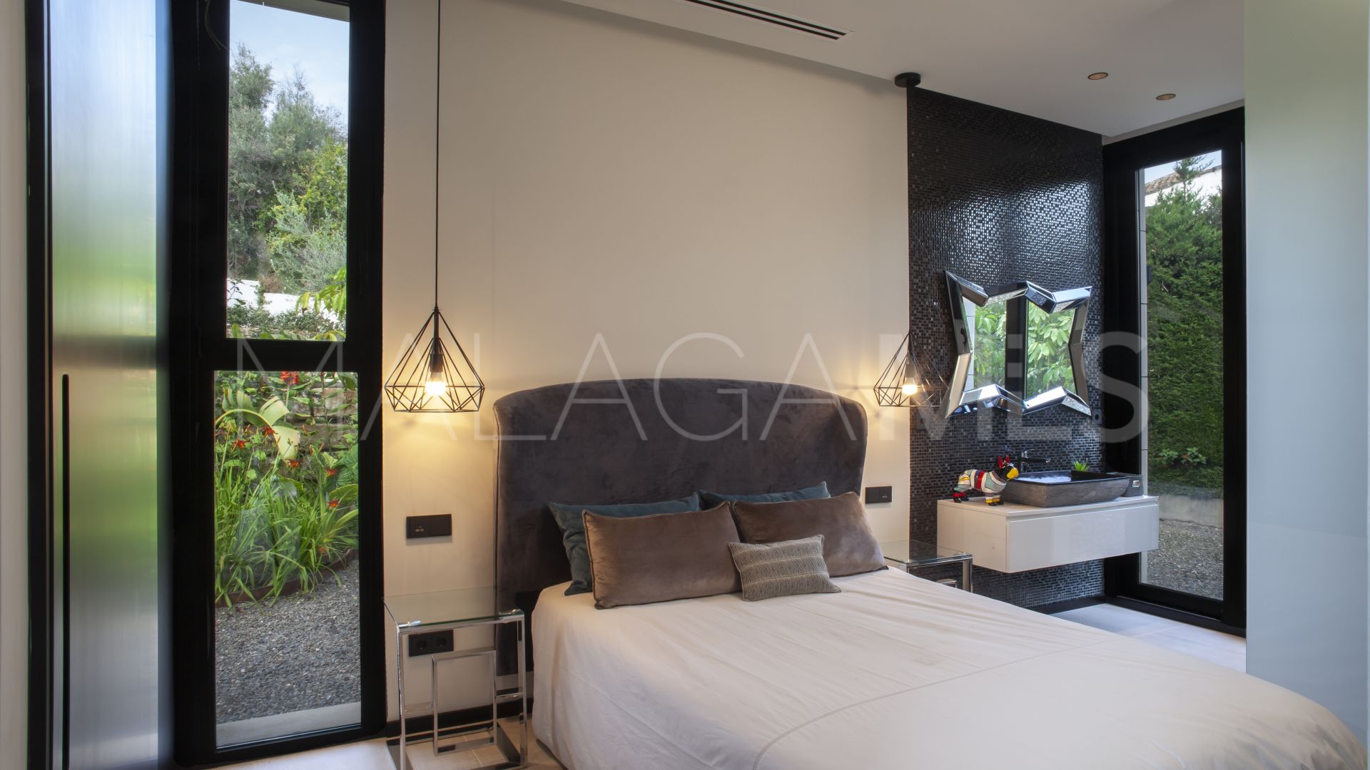 Buy villa in Nueva Andalucia