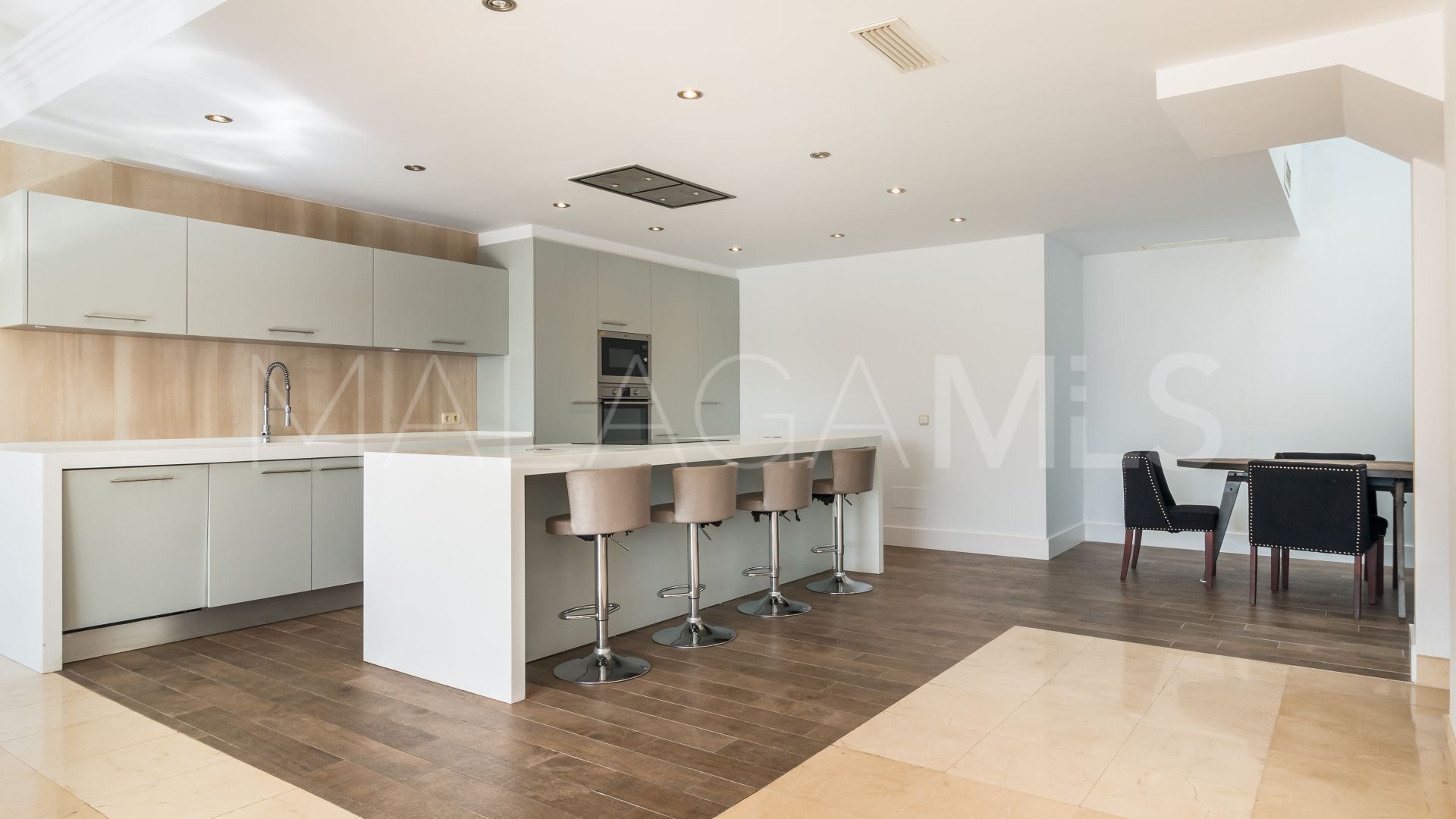 Parhus for sale in Istan