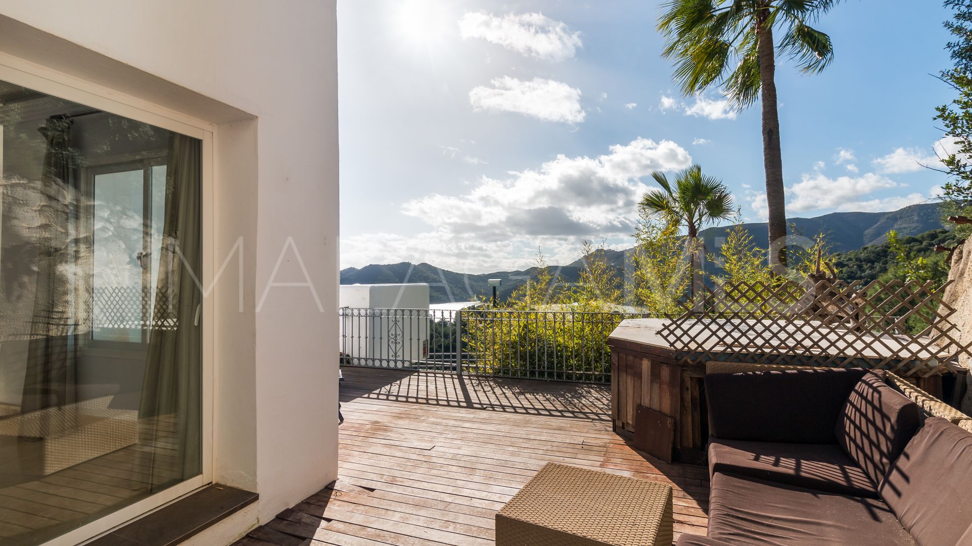 Parhus for sale in Istan