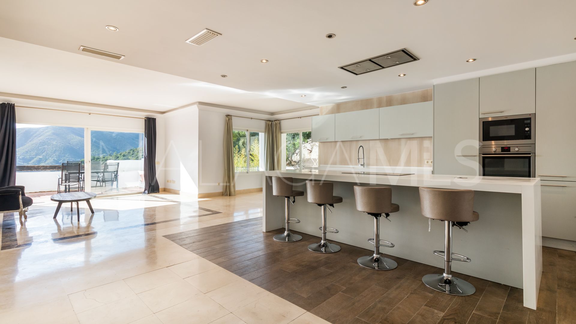 Parhus for sale in Istan