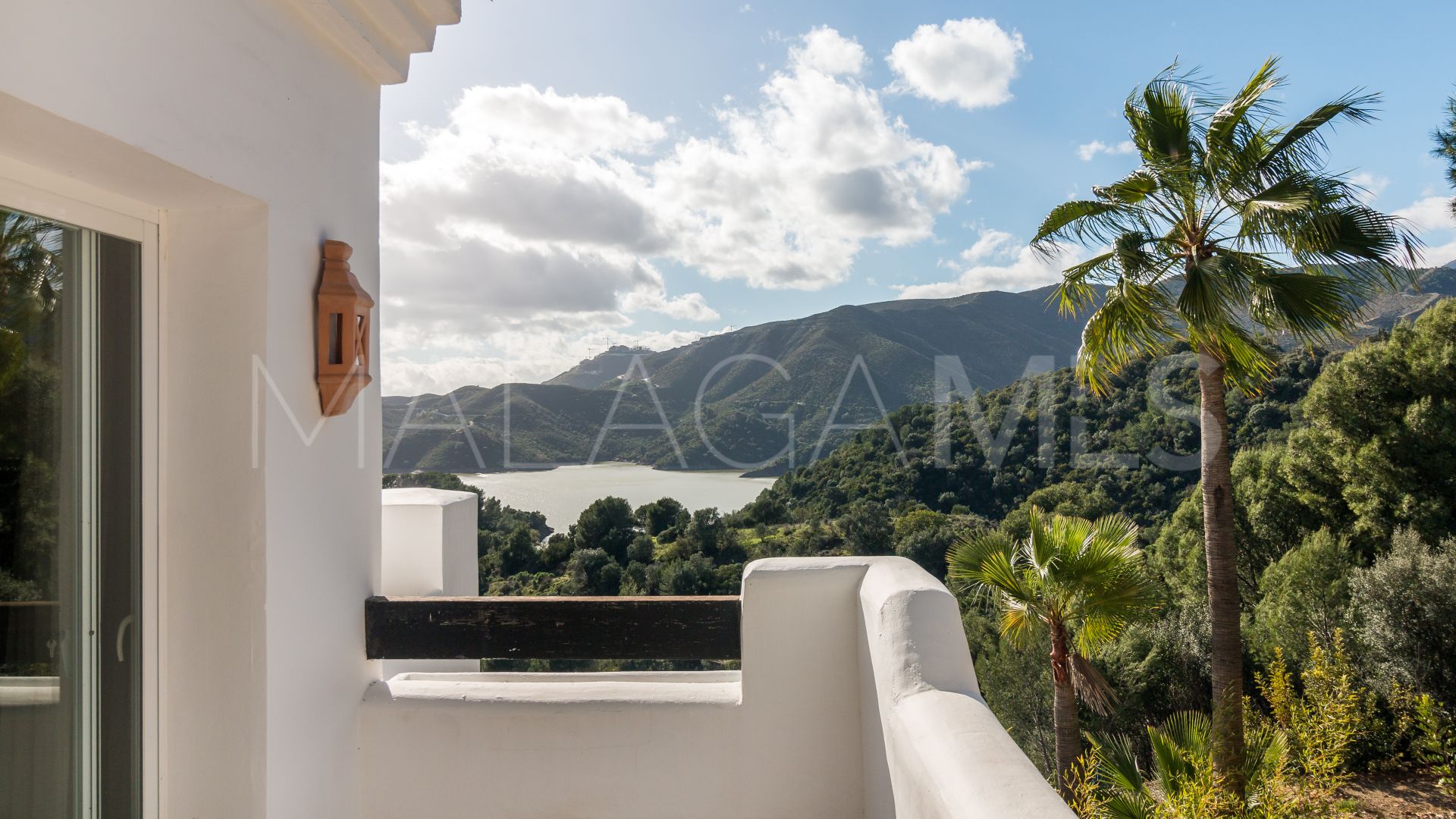 Parhus for sale in Istan