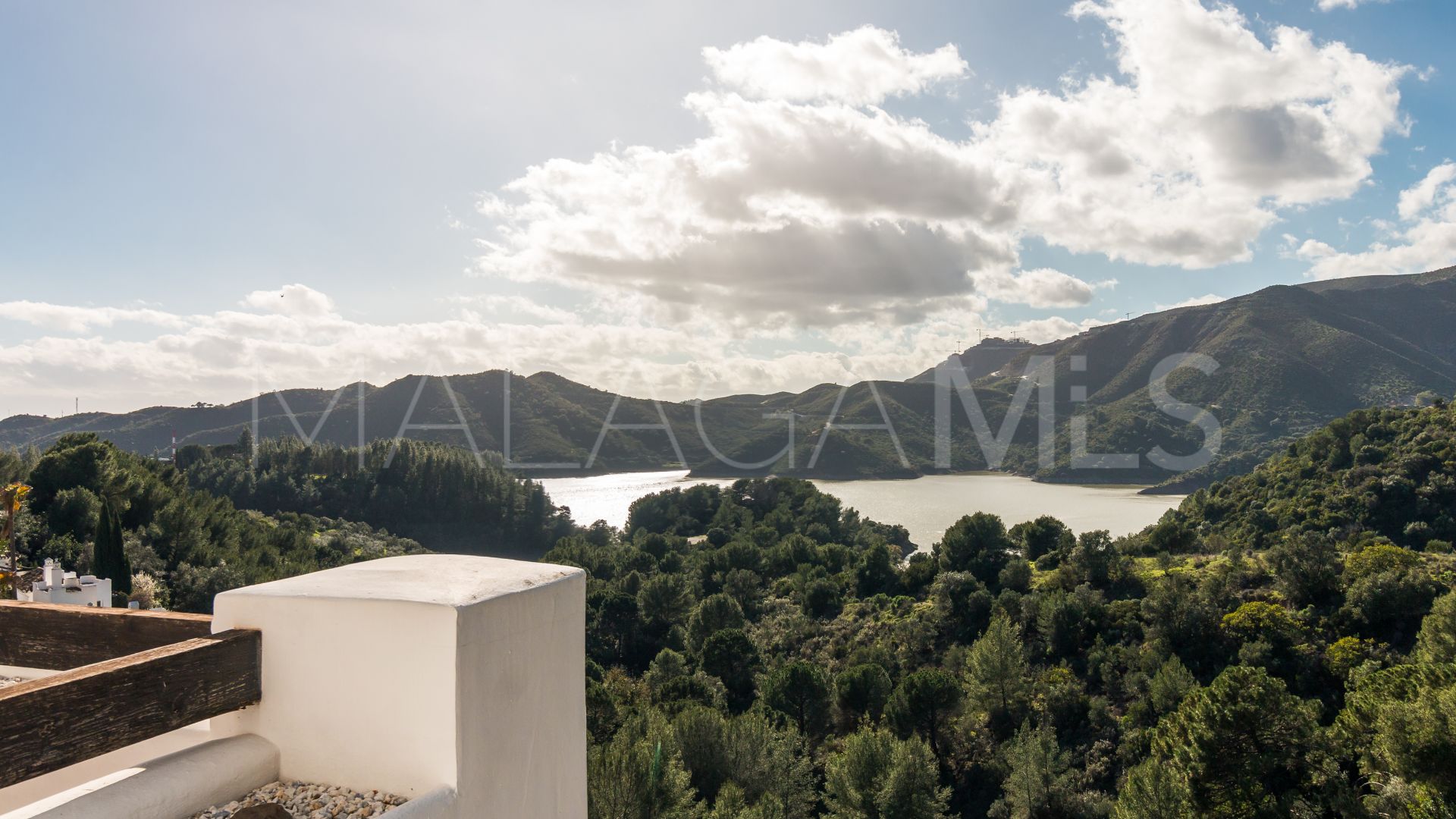 Parhus for sale in Istan