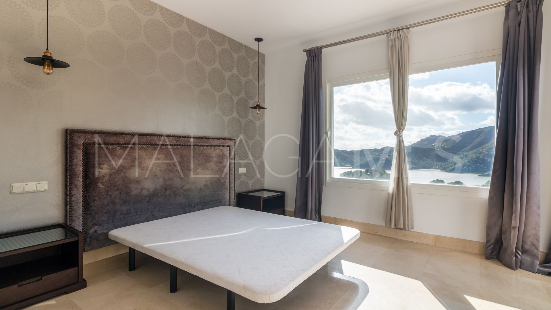 Parhus for sale in Istan