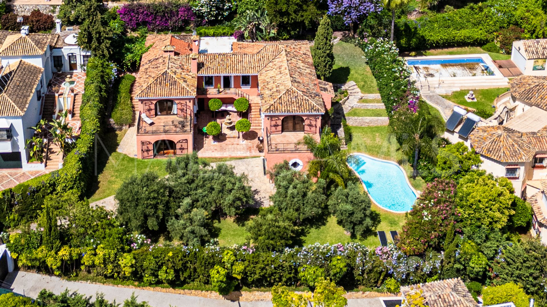 Villa for sale in Nueva Andalucia