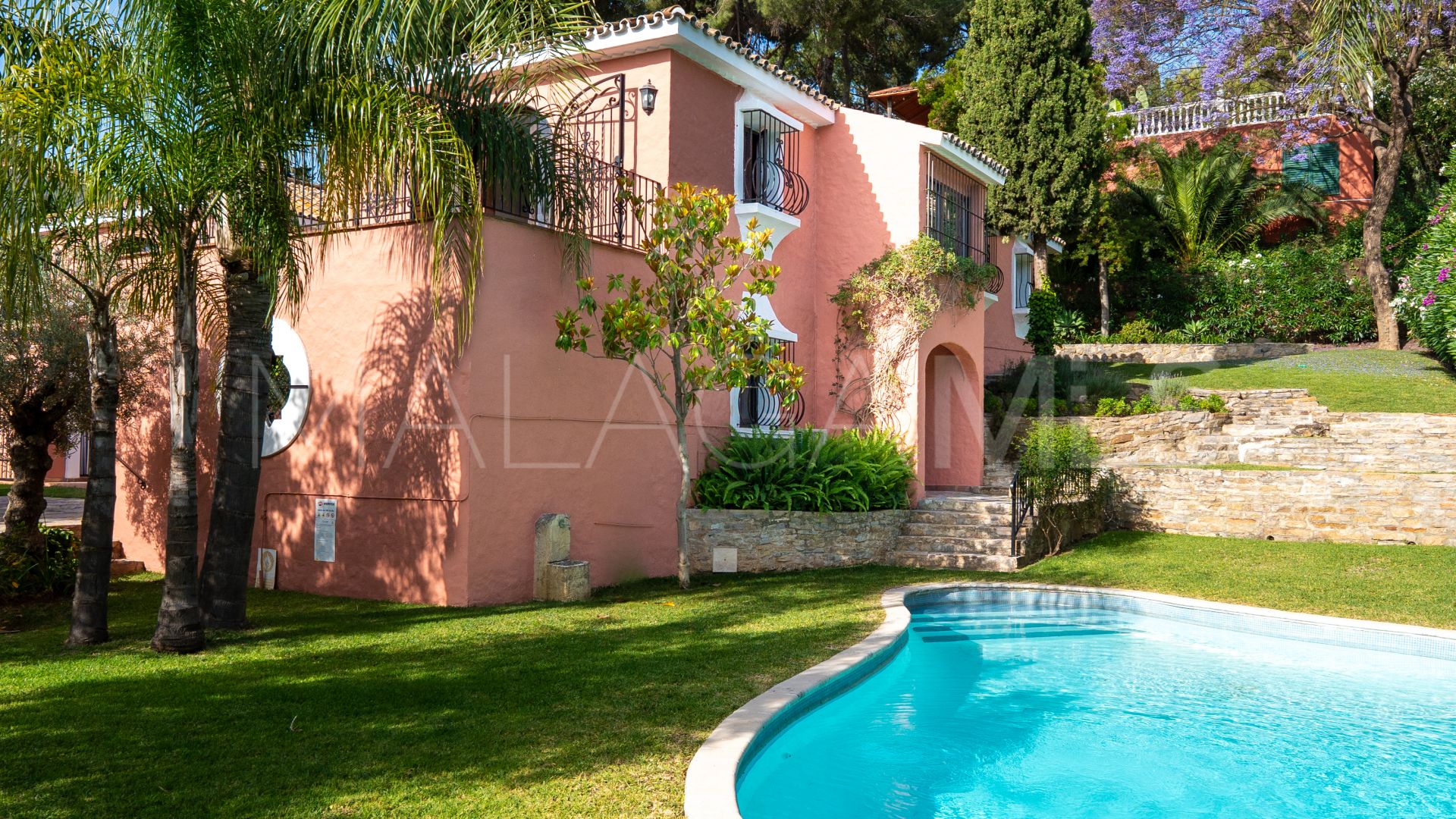 Villa for sale in Nueva Andalucia
