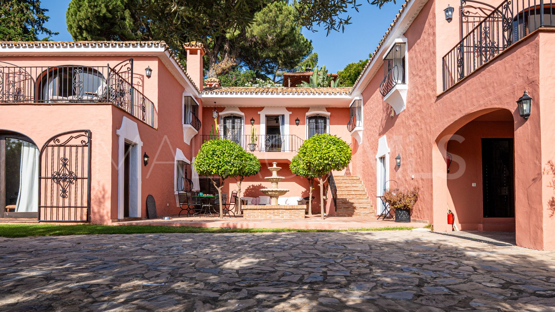 Villa for sale in Nueva Andalucia