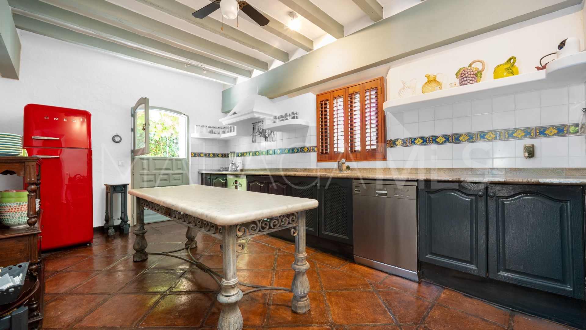 Villa for sale in Nueva Andalucia