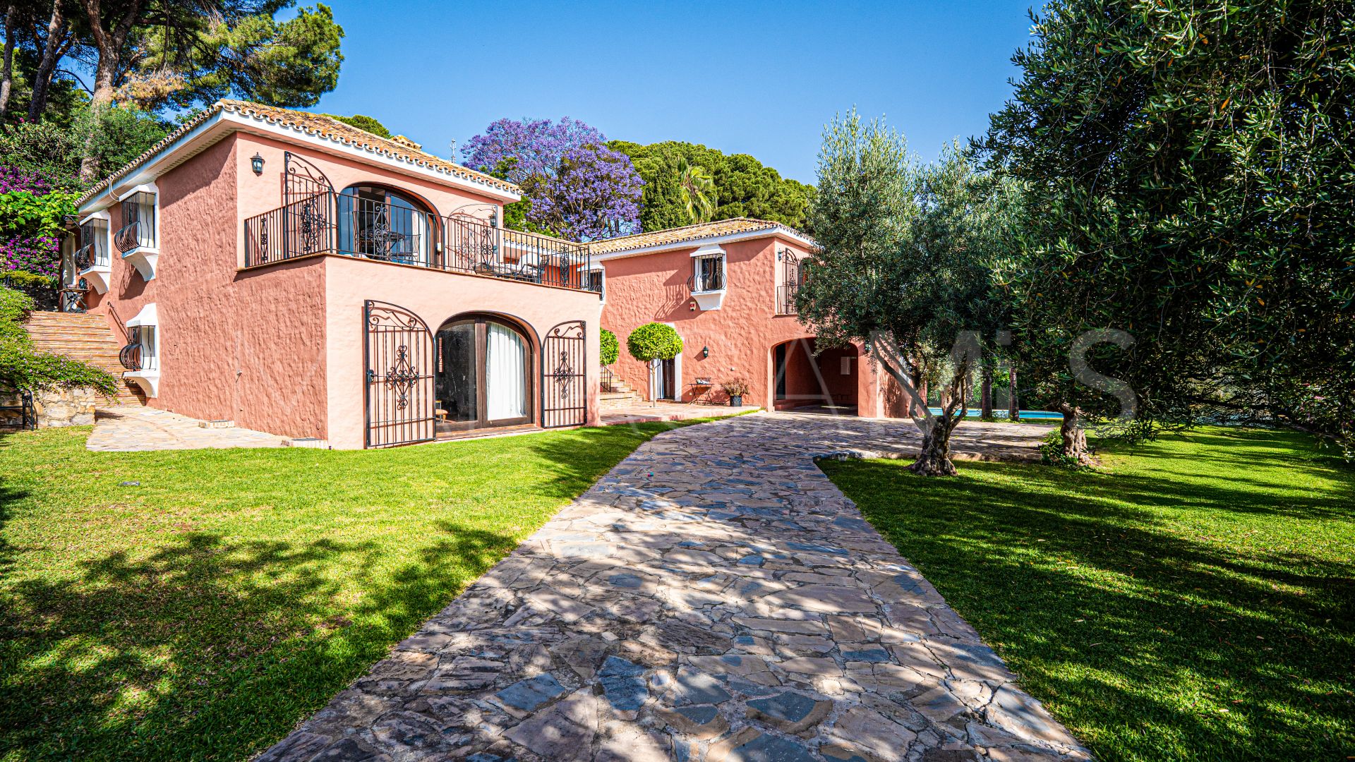 Villa for sale in Nueva Andalucia