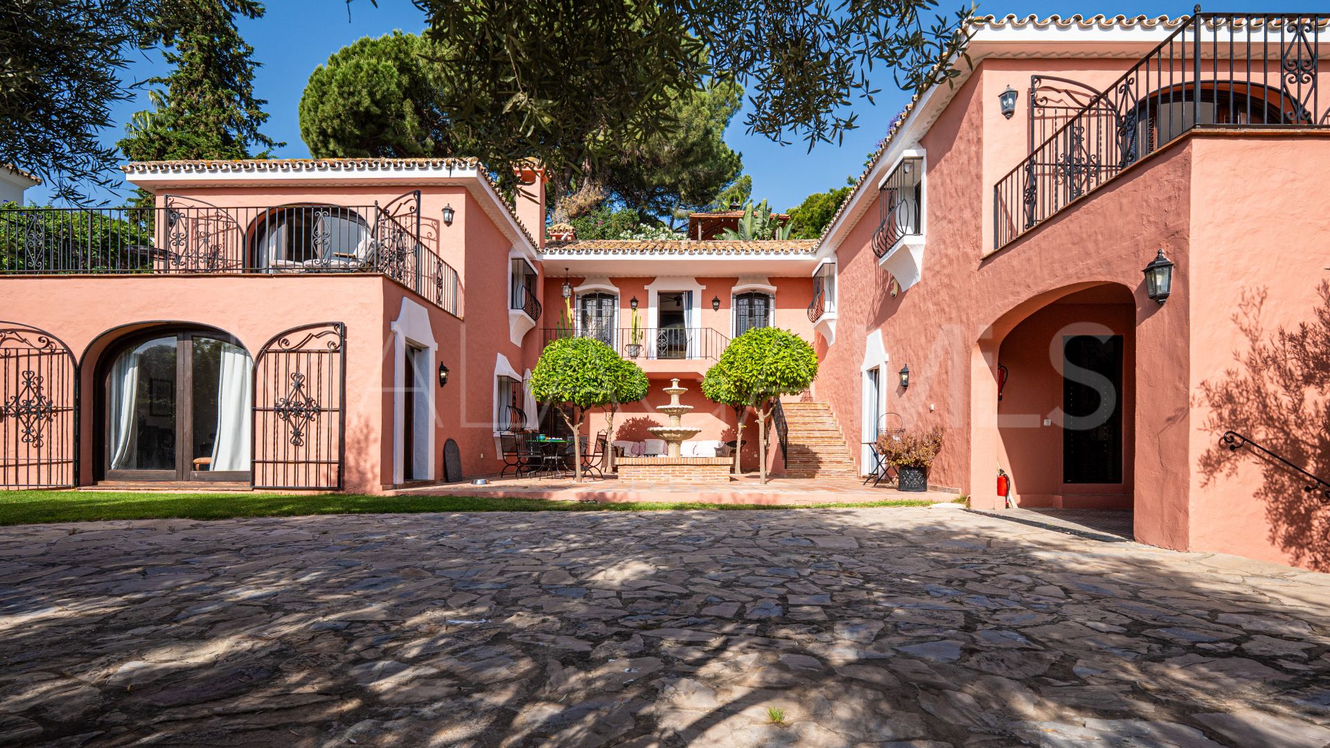 Villa for sale in Nueva Andalucia