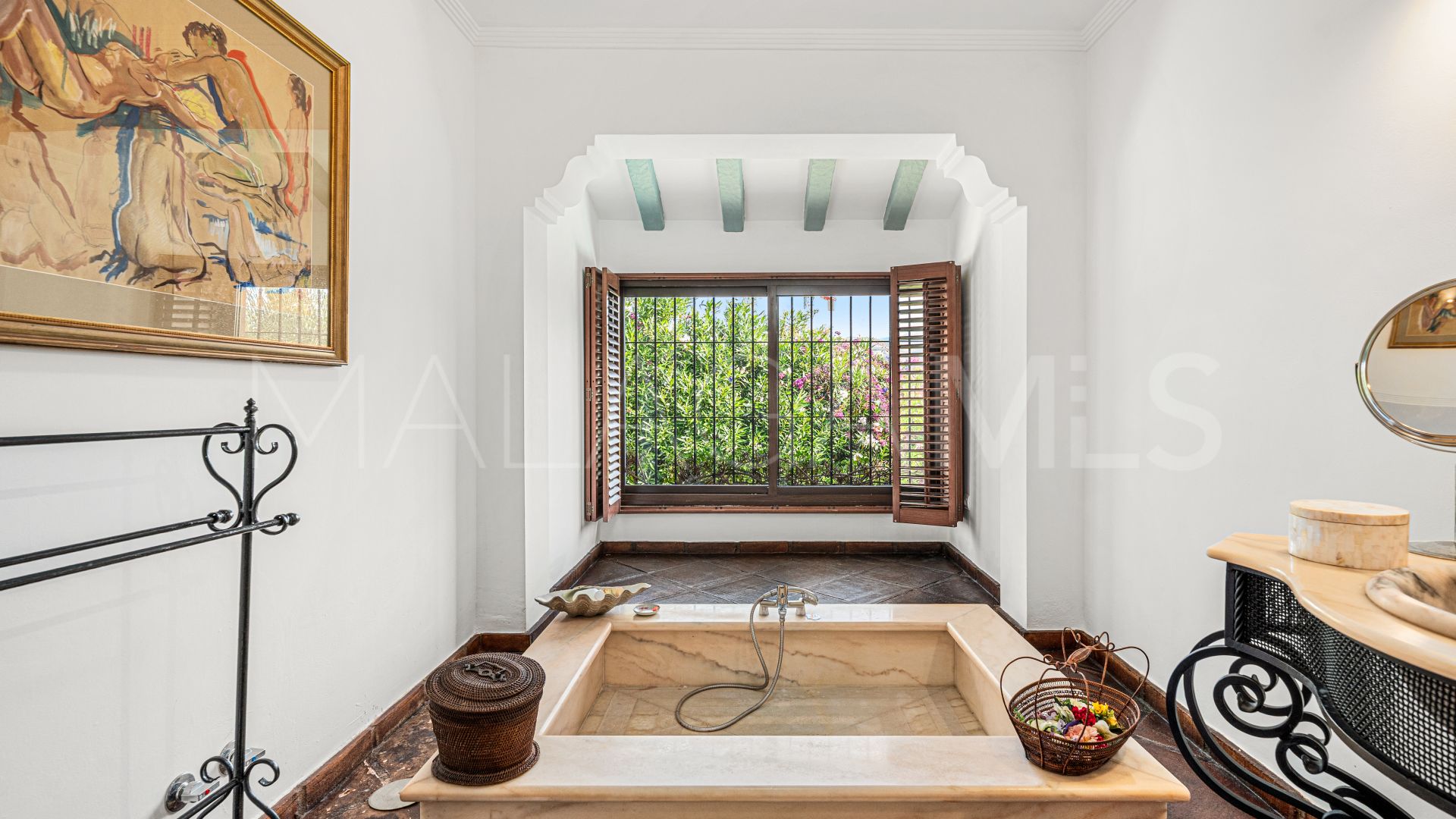 Villa for sale in Nueva Andalucia
